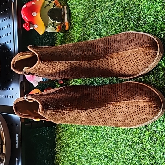 Soda Cognac Brown Heeled Bootie size 9 - Picture 2 of 6